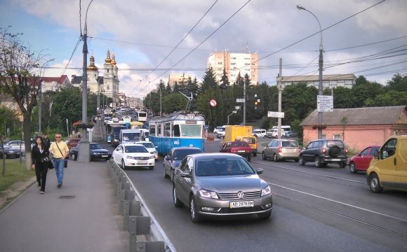 «Куди скаржитися? В ООН?»: Центральний міст потонув у заторах (ВІДЕО, ФОТО), фото №1 на сайті 20minut.ua