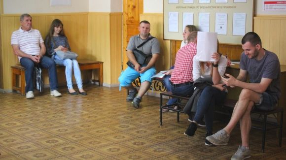 У Вінниці за біометричними паспортами займають чергу з третьої години ночі на сайті 20minut.ua У Вінниці за біометричними паспортами займають чергу з третьої години ночі, фото №1 на сайті 20minut.ua