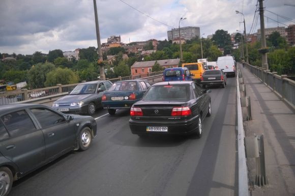 «Куди скаржитися? В ООН?»: Центральний міст потонув у заторах (ВІДЕО, ФОТО), фото №5 на сайті 20minut.ua