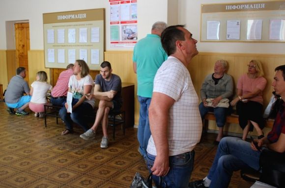 У Вінниці за біометричними паспортами займають чергу з третьої години ночі на сайті 20minut.ua У Вінниці за біометричними паспортами займають чергу з третьої години ночі, фото №2 на сайті 20minut.ua