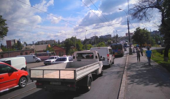 «Куди скаржитися? В ООН?»: Центральний міст потонув у заторах (ВІДЕО, ФОТО), фото №10 на сайті 20minut.ua