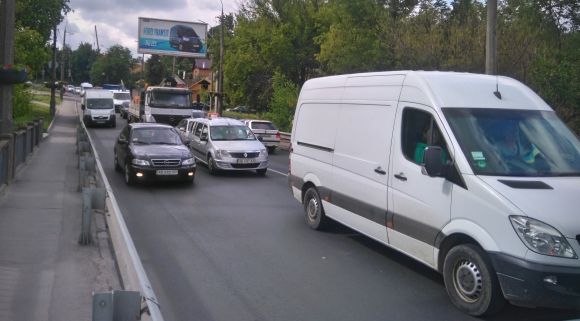 «Куди скаржитися? В ООН?»: Центральний міст потонув у заторах (ВІДЕО, ФОТО), фото №16 на сайті 20minut.ua