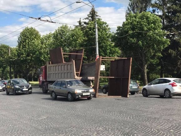 Фото дня: на дамбі з вантажівки випала величезна металева конструкція, фото №1 на сайті 20minut.ua