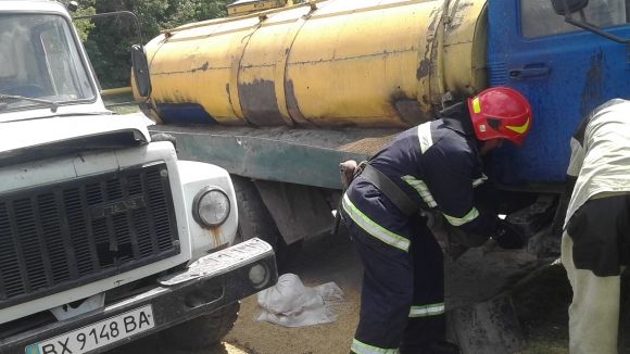 Не поділили дорогу: в Ізяславі зіткнулись молоковоз та сміттєвоз на сайті vsim.ua Не поділили дорогу: в Ізяславі зіткнулись молоковоз та сміттєвоз, фото №1 на сайті vsim.ua