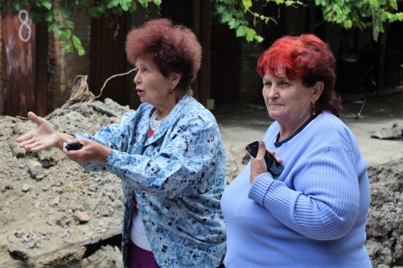 «Траншея як на війні». На Коріатовичів перекопали подвір’я (ФОТО, ВІДЕО), фото №2 на сайті 20minut.ua