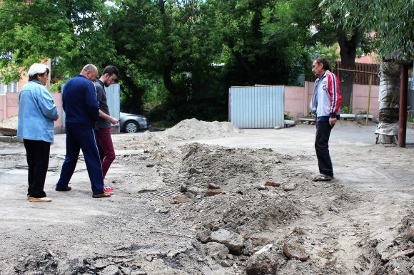 «Траншея як на війні». На Коріатовичів перекопали подвір’я (ФОТО, ВІДЕО), фото №3 на сайті 20minut.ua