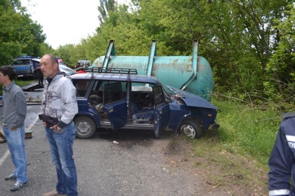 У Старокостянтинівському районі "ВАЗ" на ходу врізався у водяну бочку на сайті vsim.ua У Старокостянтинівському районі "ВАЗ" на ходу врізався у водяну бочку, фото №1 на сайті vsim.ua