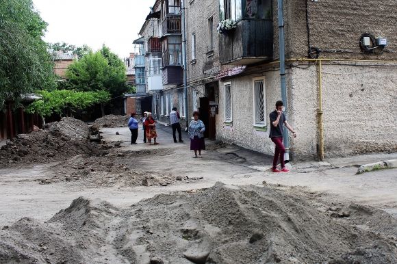 «Траншея як на війні». На Коріатовичів перекопали подвір’я (ФОТО, ВІДЕО), фото №4 на сайті 20minut.ua