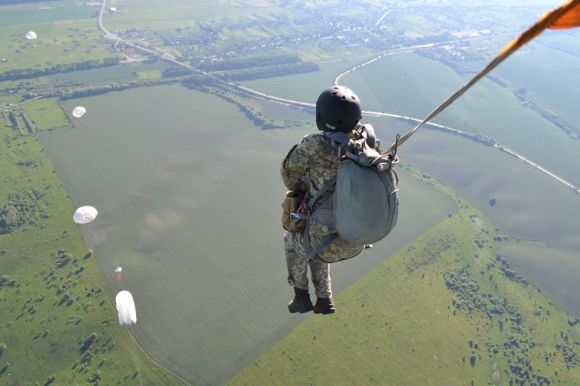 Як хмельницькі спецпризначенці стрибали з парашутом (ФОТО) на сайті vsim.ua Як хмельницькі спецпризначенці стрибали з парашутом (ФОТО), фото №3 на сайті vsim.ua