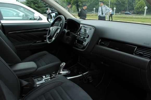 Поліцейським в районах передали 18 гібридних авто «Mitsubishi», фото №5 на сайті 20minut.ua