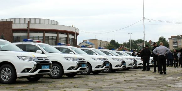 Поліцейським в районах передали 18 гібридних авто «Mitsubishi», фото №1 на сайті 20minut.ua