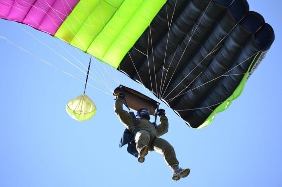 Як хмельницькі спецпризначенці стрибали з парашутом (ФОТО) на сайті vsim.ua Як хмельницькі спецпризначенці стрибали з парашутом (ФОТО), фото №4 на сайті vsim.ua