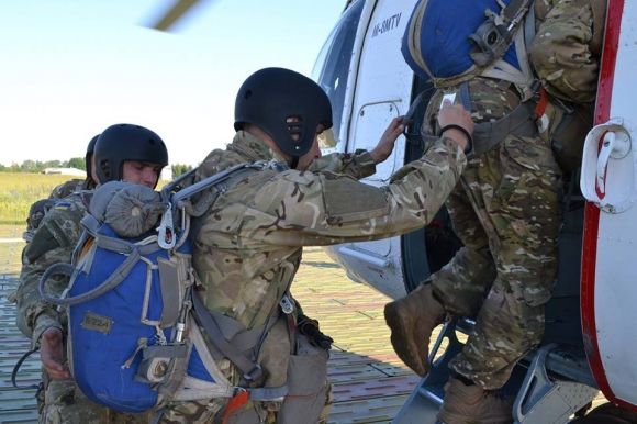Як хмельницькі спецпризначенці стрибали з парашутом (ФОТО) на сайті vsim.ua Як хмельницькі спецпризначенці стрибали з парашутом (ФОТО), фото №2 на сайті vsim.ua