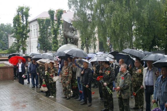 Хмельничани вшанували загиблих воїнів-афганців на сайті vsim.ua Хмельничани вшанували загиблих воїнів-афганців, фото №1 на сайті vsim.ua