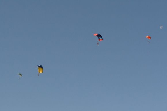 Як хмельницькі спецпризначенці стрибали з парашутом (ФОТО) на сайті vsim.ua Як хмельницькі спецпризначенці стрибали з парашутом (ФОТО), фото №5 на сайті vsim.ua