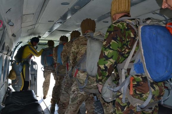 Як хмельницькі спецпризначенці стрибали з парашутом (ФОТО) на сайті vsim.ua Як хмельницькі спецпризначенці стрибали з парашутом (ФОТО), фото №1 на сайті vsim.ua
