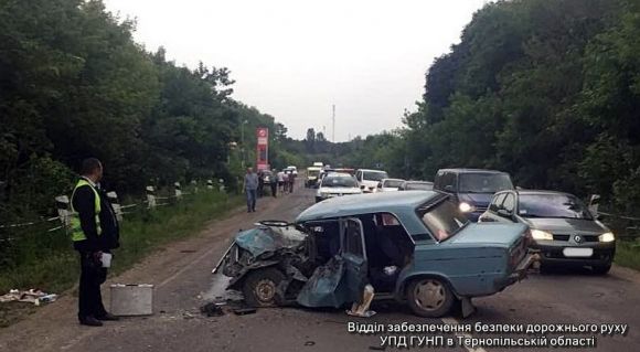Водій на ходу зачиняв двері та спричинив ДТП. П'ятеро дітей та троє дорослих у лікарні, фото №1 на сайті 20minut.ua