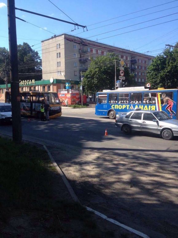 ДТП на Злуки: маршрутка в'їхала в таксі на сайті 20minut.ua ДТП на Злуки: маршрутка в'їхала в таксі, фото №2 на сайті 20minut.ua