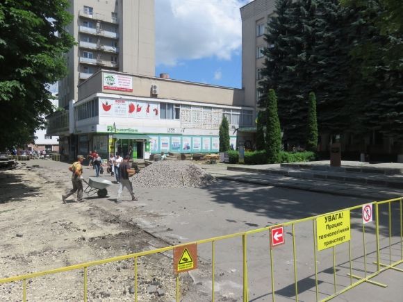 На перехресті Соборної та Героїв Майдану облаштовують місце під меморіал Героям Небесної сотні на сайті vsim.ua На перехресті Соборної та Героїв Майдану облаштовують місце під меморіал Героям Небесної сотні, фото №1 на сайті vsim.ua