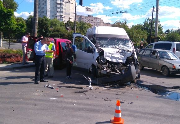 ДТП на перехресті Київської та Гонти. Водія «Рено» забрали до лікарні (ВІДЕО), фото №5 на сайті 20minut.ua