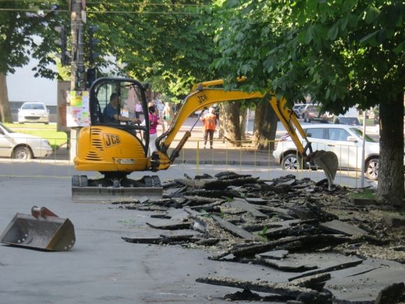 На перехресті Соборної та Героїв Майдану облаштовують місце під меморіал Героям Небесної сотні на сайті vsim.ua На перехресті Соборної та Героїв Майдану облаштовують місце під меморіал Героям Небесної сотні, фото №3 на сайті vsim.ua