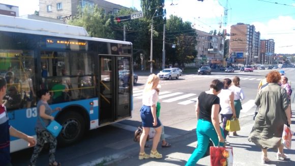 ДТП на перехресті Київської та Гонти. Водія «Рено» забрали до лікарні (ВІДЕО), фото №1 на сайті 20minut.ua