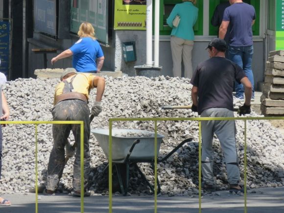 На перехресті Соборної та Героїв Майдану облаштовують місце під меморіал Героям Небесної сотні на сайті vsim.ua На перехресті Соборної та Героїв Майдану облаштовують місце під меморіал Героям Небесної сотні, фото №2 на сайті vsim.ua