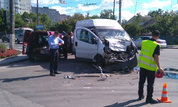 ДТП на перехресті Київської та Гонти. Водія «Рено» забрали до лікарні (ВІДЕО), фото №4 на сайті 20minut.ua