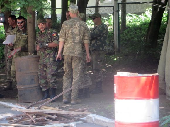 Новини Хмельницького - фото з У Хмельницькому військові вийшли на протест, бо їм не дають землю У Хмельницькому військові вийшли на протест, бо їм не дають землю, фото №6 на сайті vsim.ua
