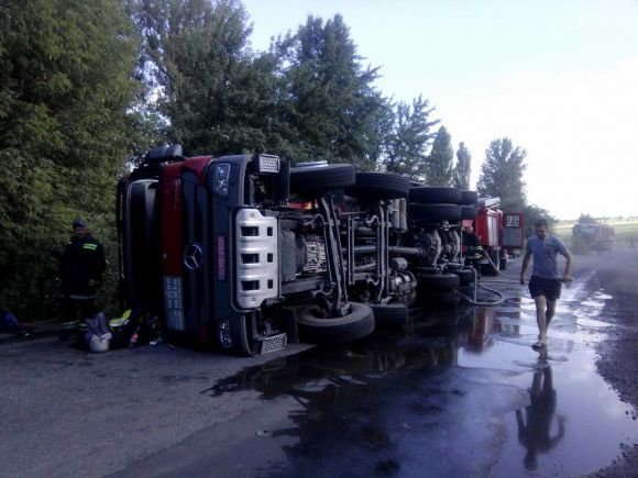 На дорозі Вінниця-Турбів перекинулась вантажівка. З баку витекло пальне, фото №1 на сайті 20minut.ua