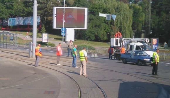 На площі Гагаріна встановлюють нові дорожні знаки (ФОТО ДНЯ) на сайті 20minut.ua На площі Гагаріна встановлюють нові дорожні знаки (ФОТО ДНЯ), фото №1 на сайті 20minut.ua