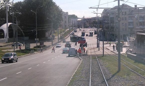 На площі Гагаріна встановлюють нові дорожні знаки (ФОТО ДНЯ) на сайті 20minut.ua На площі Гагаріна встановлюють нові дорожні знаки (ФОТО ДНЯ), фото №2 на сайті 20minut.ua