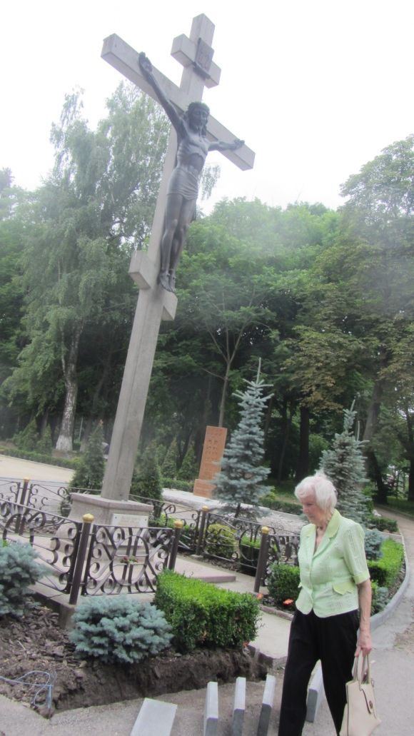 «Мені було три місяці, коли батька розстріляли чекісти» – На могилі у Вінниці жінка відчула, хто доніс на репресованого, фото №6 на сайті 20minut.ua