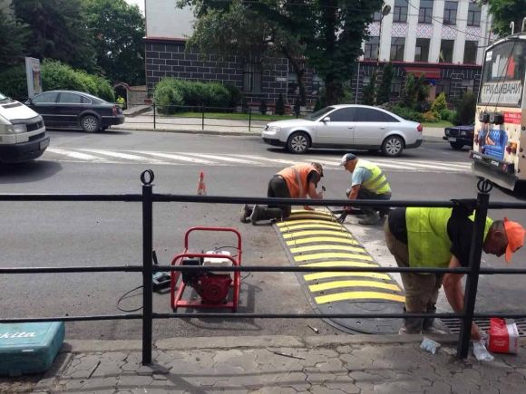 Фото дня: біля шостої школи - новий "лежачий поліцейський" на сайті 20minut.ua Фото дня: біля шостої школи - новий "лежачий поліцейський", фото №2 на сайті 20minut.ua