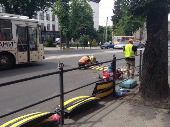 Фото дня: біля шостої школи - новий "лежачий поліцейський" на сайті 20minut.ua Фото дня: біля шостої школи - новий "лежачий поліцейський", фото №1 на сайті 20minut.ua