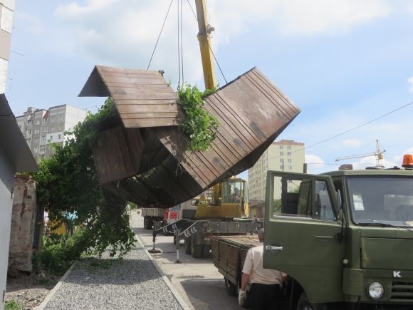 На Озерну пригнали підйомний кран. Журналістам показують, як зносять гаражі на сайті vsim.ua На Озерну пригнали підйомний кран. Журналістам показують, як зносять гаражі, фото №2 на сайті vsim.ua