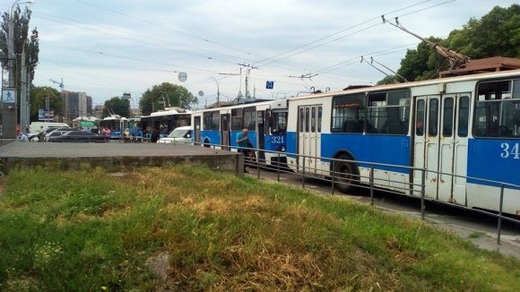 На Пирогова виник затор з тролейбусів і трамваїв. Все через замінування "Феріде", фото №3 на сайті 20minut.ua