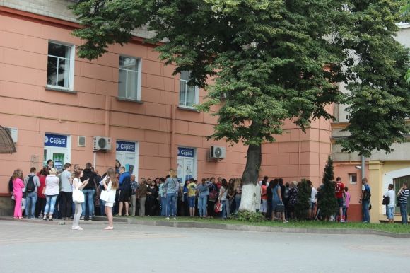 Щоб зайняти чергу на виготовлення біометричного паспорту, люди приходять в п'ятій ранку на сайті 20minut.ua Щоб зайняти чергу на виготовлення біометричного паспорту, люди приходять в п'ятій ранку, фото №1 на сайті 20minut.ua