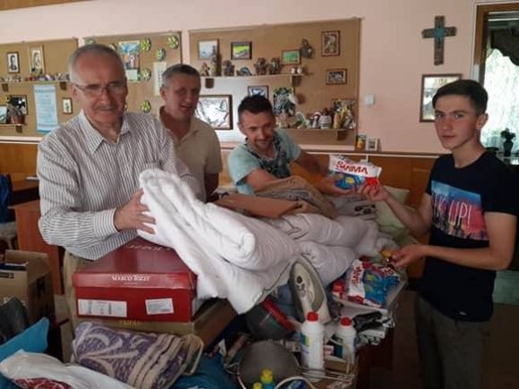 Журналісти «RIA плюс» та благодійники передали подарунки випускникам дитбудинку (ФОТО), фото №3 на сайті 20minut.ua