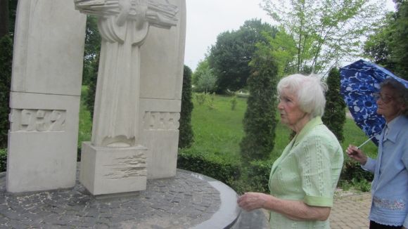 «Мені було три місяці, коли батька розстріляли чекісти» – На могилі у Вінниці жінка відчула, хто доніс на репресованого, фото №1 на сайті 20minut.ua