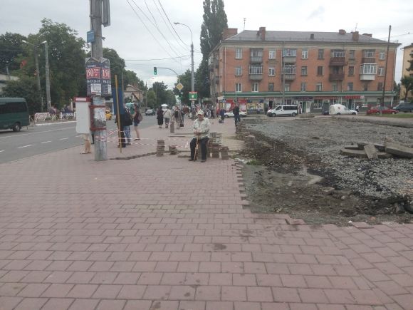 Біля залізничного вокзалу будують зупинку за 220 тисяч, фото №1 на сайті vsim.ua