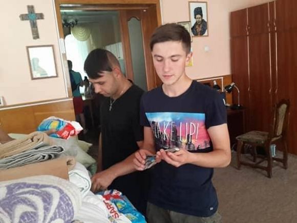 Журналісти «RIA плюс» та благодійники передали подарунки випускникам дитбудинку (ФОТО), фото №2 на сайті 20minut.ua