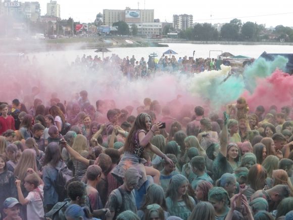 Яскраві і мокрі: на ювілейному "Green Fest" обкидались фарбами холі і пінились просто неба (ФОТО), фото №8 на сайті vsim.ua