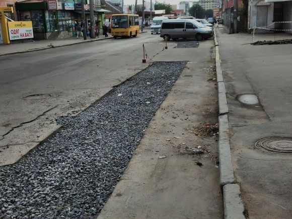 Біля «Юності» комунальники залишили замість асфальту щебінь на сайті vsim.ua Біля «Юності» комунальники залишили замість асфальту щебінь, фото №3 на сайті vsim.ua