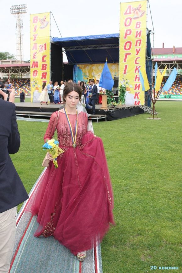 Випускники зі слізьми та посмішками прощались зі школою під "Тартак" на сайті 20minut.ua Випускники зі слізьми та посмішками прощались зі школою під "Тартак", фото №1 на сайті 20minut.ua