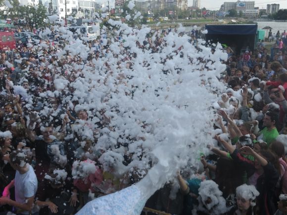 Яскраві і мокрі: на ювілейному "Green Fest" обкидались фарбами холі і пінились просто неба (ФОТО), фото №24 на сайті vsim.ua
