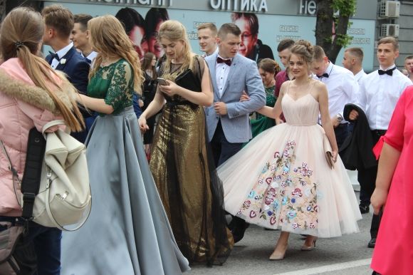 У Тернополі  пройшов парад випускників (ФОТО, ВІДЕО) на сайті 20minut.ua Ірина Гуцялук в ніжно-рожевій сукні