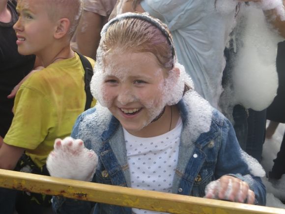 Яскраві і мокрі: на ювілейному "Green Fest" обкидались фарбами холі і пінились просто неба (ФОТО), фото №30 на сайті vsim.ua