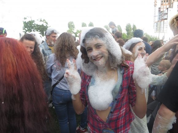 Яскраві і мокрі: на ювілейному "Green Fest" обкидались фарбами холі і пінились просто неба (ФОТО), фото №27 на сайті vsim.ua