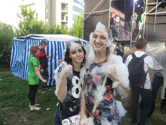 Яскраві і мокрі: на ювілейному "Green Fest" обкидались фарбами холі і пінились просто неба (ФОТО), фото №34 на сайті vsim.ua